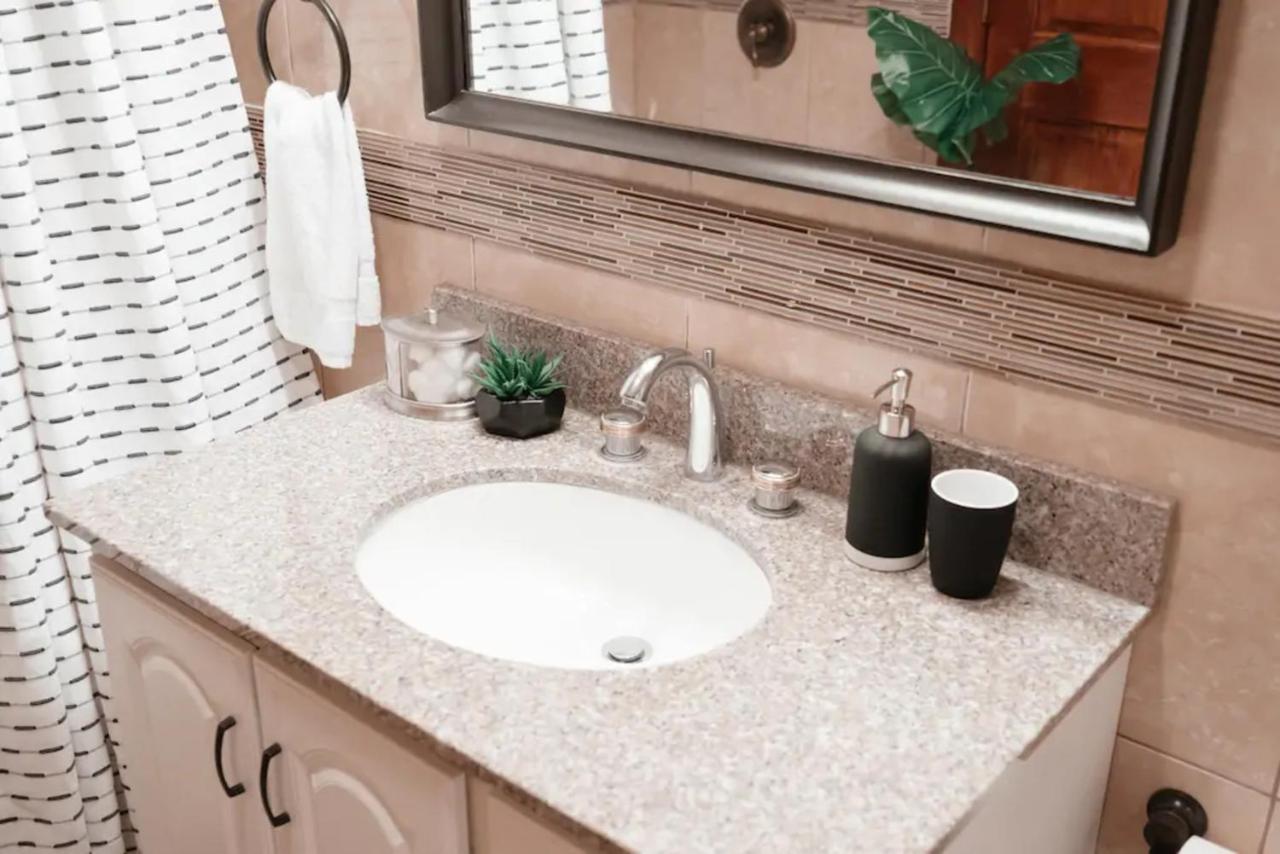 2Br Airy & Tidy Apt With Free Covered Parking - Central Modern Chicago Ngoại thất bức ảnh